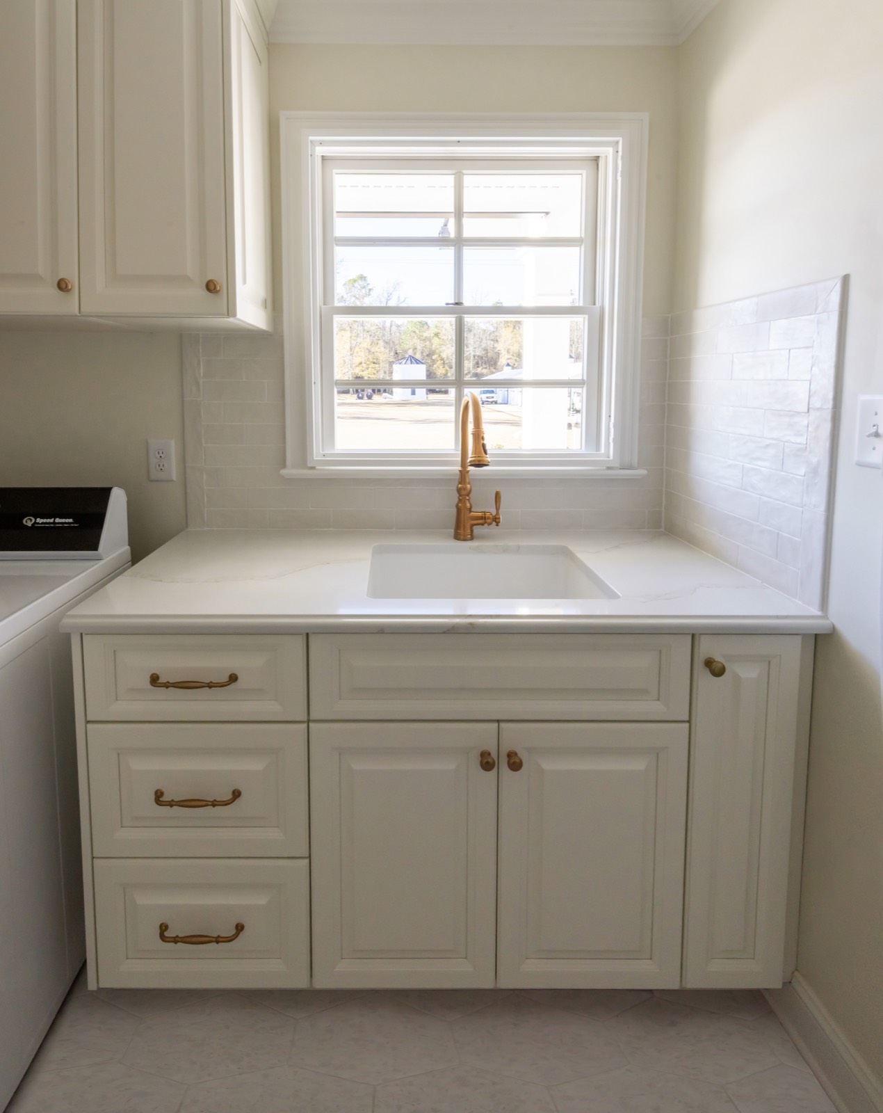 Laundry room countertop in Calacatta Gold quartz